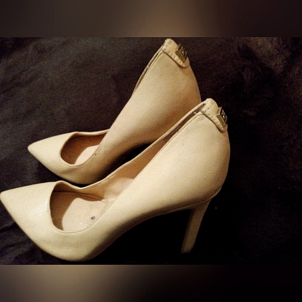 Gorgeous Creme Leather Pumps "G" by Guess. Pointy Toe 3" Stiletto Size 7M.